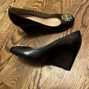 TORY BURCH WEDGE in size 8